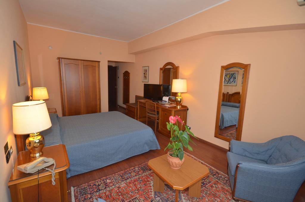 Garden Hotel San Giovanni La Punta Esterno foto